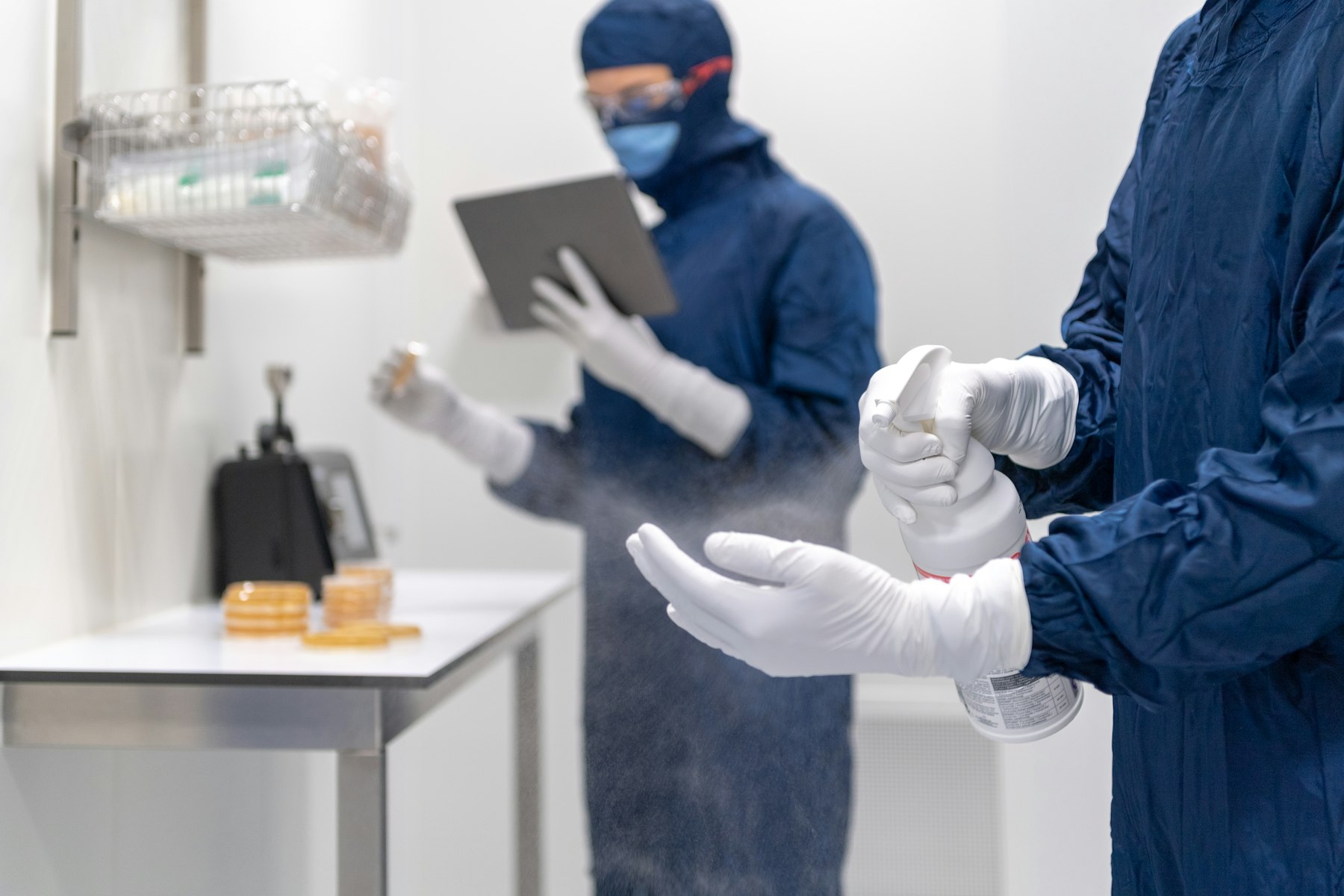防護服を着た技術者が作業するクリーンルーム（イメージ）